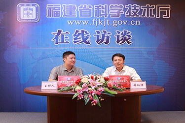 嘉宾与主持人.jpg